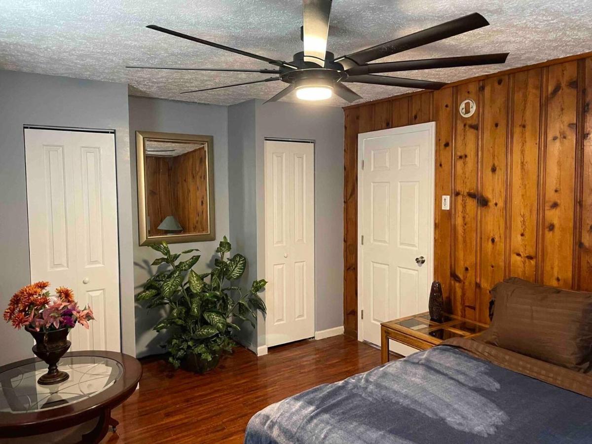 Derby City Getaway Apartment Louisville Room photo