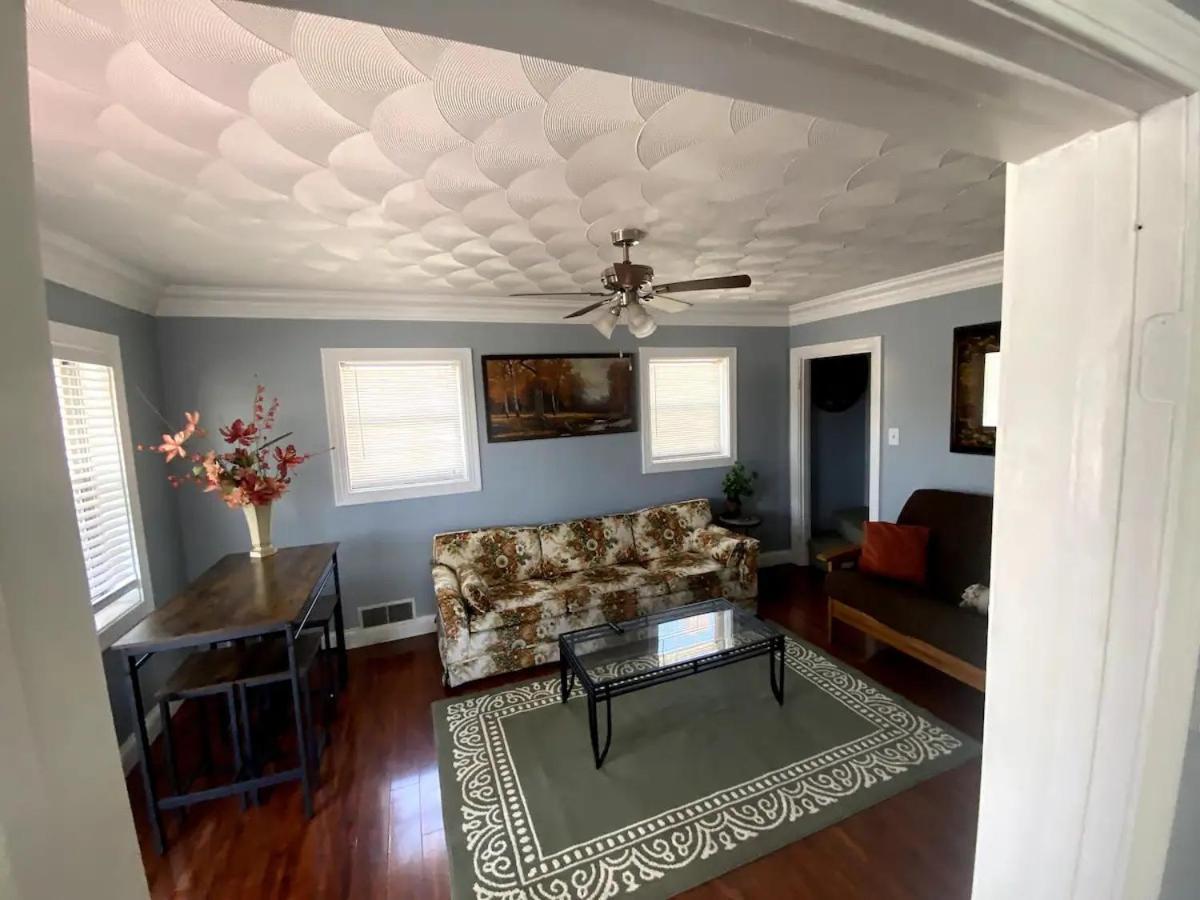 Derby City Getaway Louisville Room photo